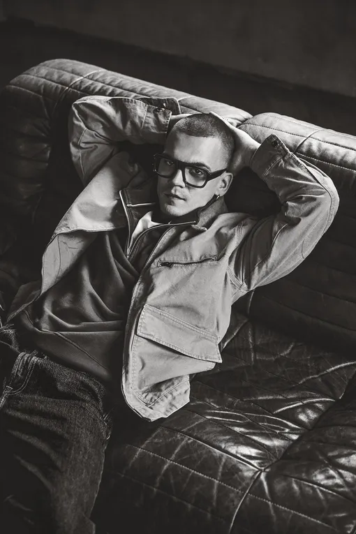 Куртка Timberland (Bootwood); свитшот с молнией на воротнике Tommy Hilfiger; футболка и джинсы, всё Calvin Klein (Jeans Club); оправа Andy Wolf (Ochki Boutique) Куртка Timberland (Bootwood); свитшот с молнией на воротнике Tommy Hilfiger; футболка и джинсы, всё Calvin Klein (Jeans Club); оправа Andy Wolf (Ochki Boutique)