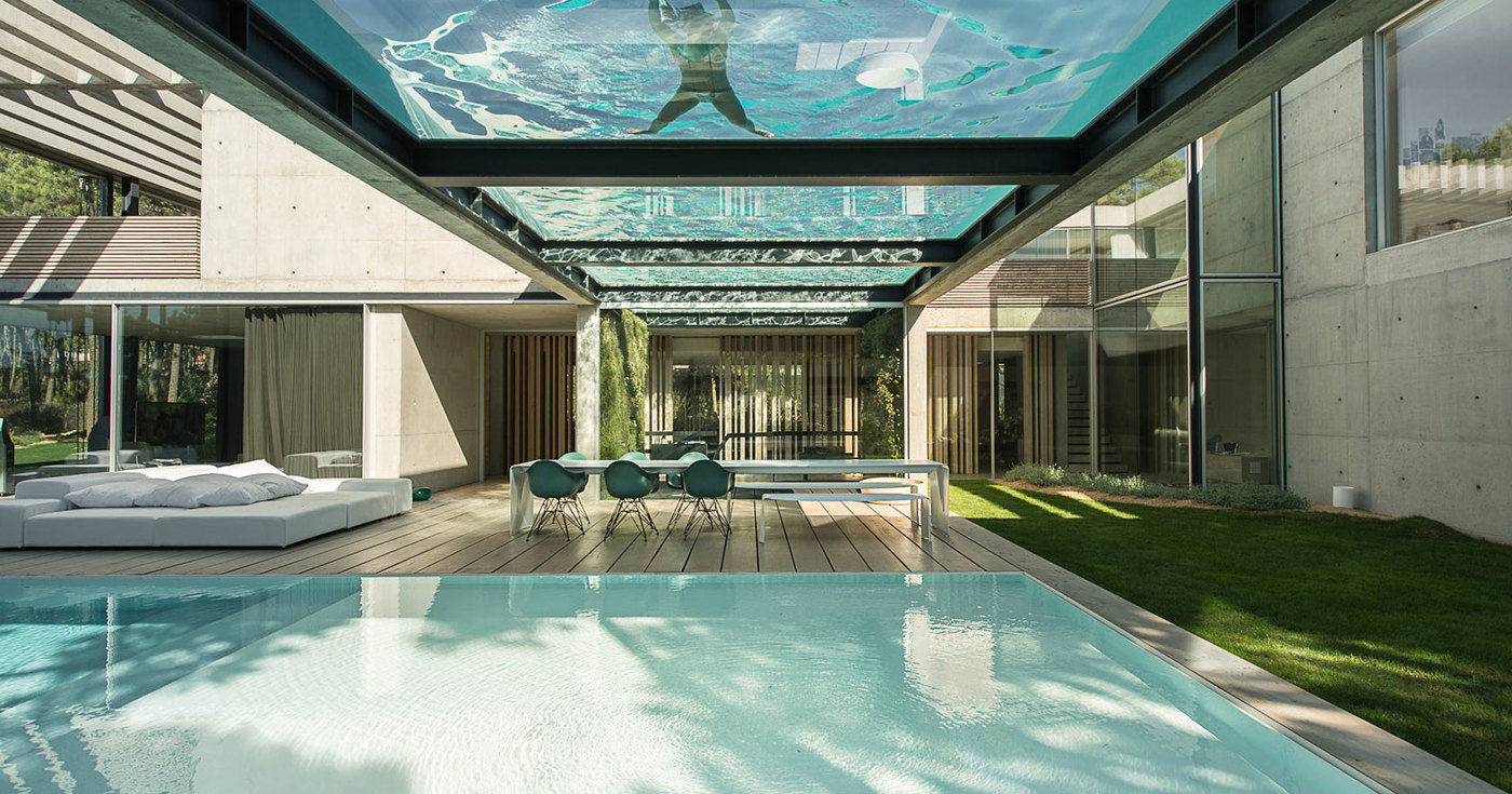 бассейн со стеклянной крышей