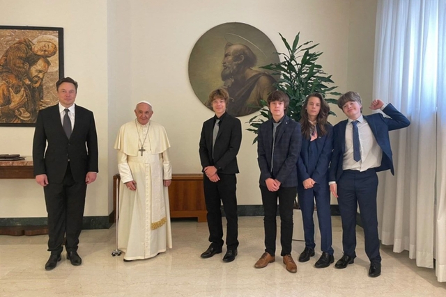 Илон Маск со старшими детьми и папой Римский