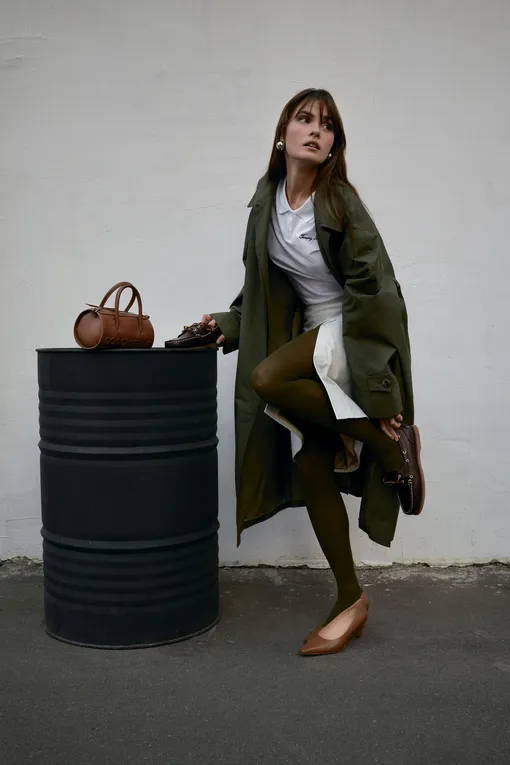 Тренч и юбка, всё Sashaverse; поло Tommy Hilfiger; колготки Falke; туфли Renzo Mercuri; топсайдеры Timberland (Bootwood); сумка Coccinelle; серьги Aloud (Poison Drop)