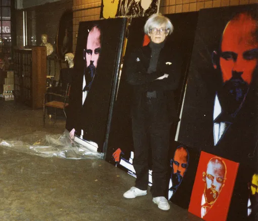 Энди Уорхол перед работами «Ленин» на своей Фабрике