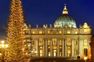 От Ватикана до набережной Мойки: 12 эффектных новогодних елок со всего мира
