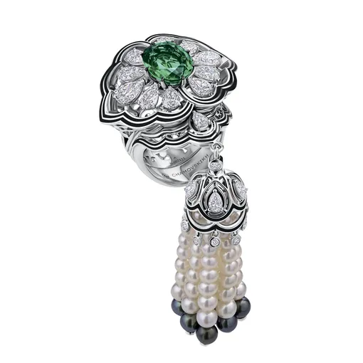 Коктейльное кольцо «Царевна-Лебедь» из белого золота с 3,13-каратным изумрудом оттенка Vivid Green овальной огранки, бриллиантами и съёмной жемчужной кистью Коктейльное кольцо «Царевна-Лебедь» из белого золота с 3,13-каратным изумрудом оттенка Vivid Green овальной огранки, бриллиантами и съёмной жемчужной кистью