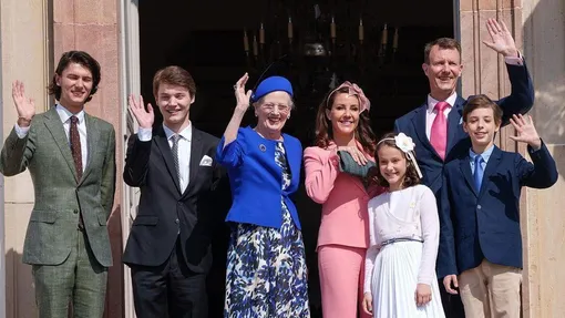 Королева Маргрете II и принц Иоахим с женой и детьми во время празднования 78-летия, 16 апреля 2018 года
