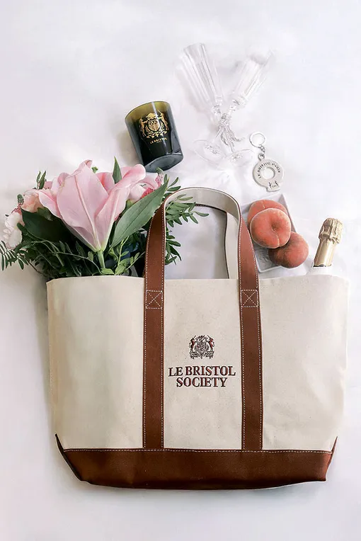 Специально к юбилею отель подготовил модный мерч: ароматические свечи Cire Trudon, капсульную коллекцию Sporty & Rich, бейсболки и сумки Le Bristol Society