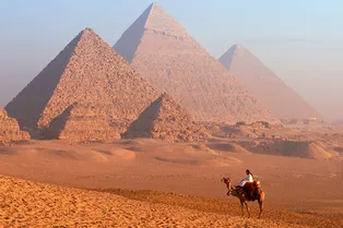 Египетским пирамидам и Сфинксу предсказали скорое исчезновение с лица Земли