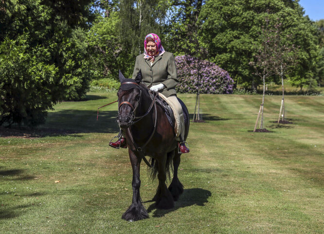Елизавета II верхом на лошади в Балморал в 2020 году