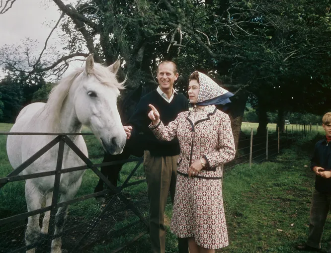 Принц Филипп и Елизавета II отметили 25-летие со дня свадьбы в замке Балморал, 1972 год