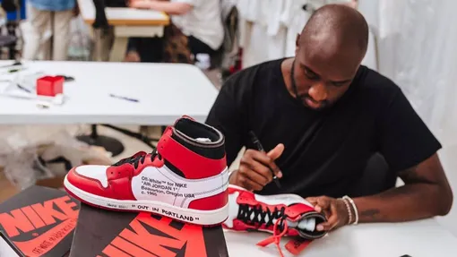 Вирджил Абло подписывает кроссовки Air Jordan
