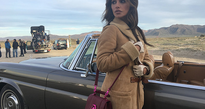 Моника Крус с мини Trussardi Lovy Bag