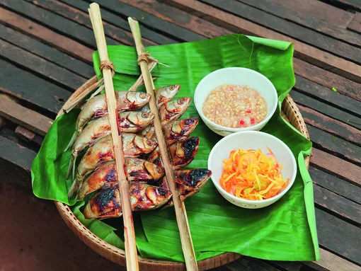 Жареная рыба и салат из манго, приготовленные деревенскими жителями Сиемреапа