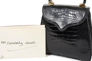 Посмотрите на сумку принцессы Дианы с личной запиской, проданную на аукционе за $10 тыс.