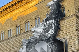 В Италии художник «разрушил» старинный дворец ради оптической иллюзии