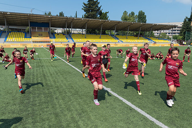 В сентябре 2016 в России открывается первая официальная школа ФК Барселона