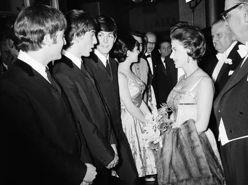 Принцесса Маргарет знакомится с группой Beatles на Royal Variety Performance, 1963 год