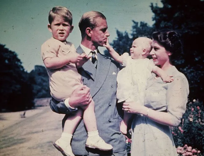 Принцесса Елизавета и её муж Филипп с детьми — Чарльзом и Анной