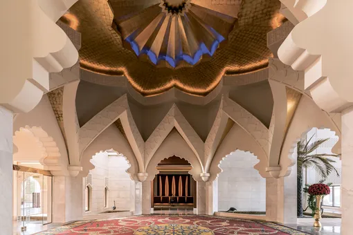 Стиль отеля Shangri-La Al Husn в Маскате вдохновлён исторической архитектурой оманских фортов и богатым культурным наследием Султаната Оман