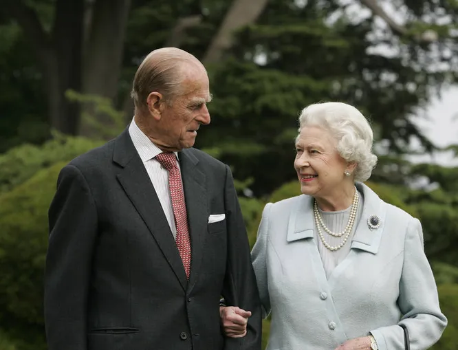 Принц Филипп и Елизавета II отметили 60-летие со дня свадьбы в поместье Бродленс
