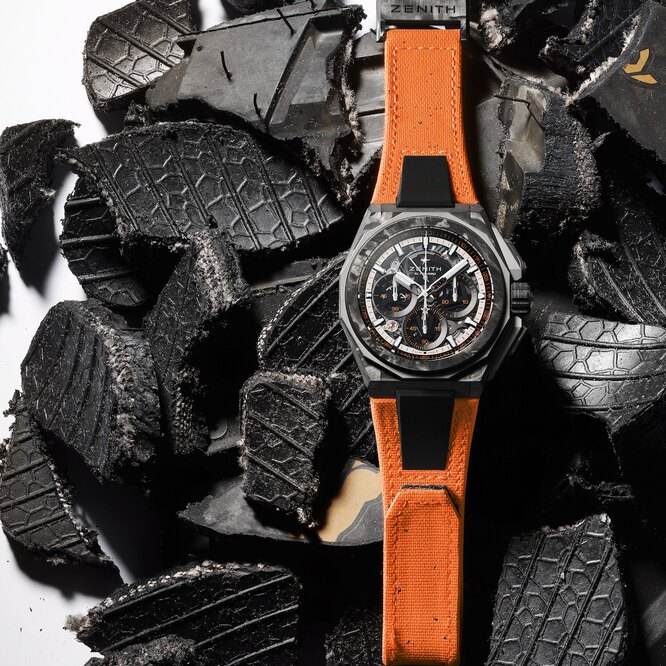 Часы DEFY Extreme E оснащены особыми технологиями, которые позволяют им выдерживать самые экстремальные условия. Их корпус выполнен из легкого титана, который прочен и надежен, благодаря чему эти часы можно носить в самых суровых условиях. Крышка корпуса также выполнена из титана и украшена гравировкой в виде острова, символизирующего идею чемпионата Extreme E - борьбу за экологию и сохранение природы в отдаленных уголках нашей планеты.