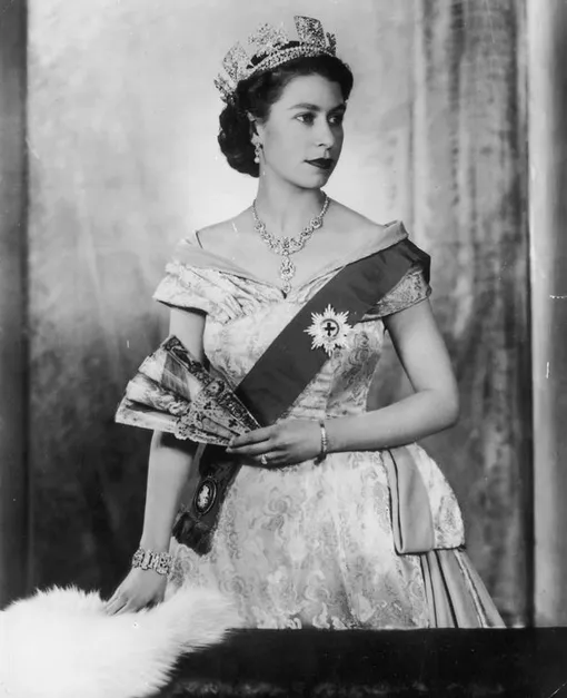 Студийный портрет королевы Елизаветы II в ожерелье, подаренном ей правителем княжества Хайдарабад в 1955 году
