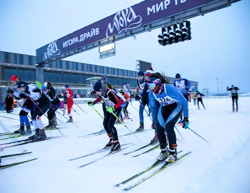 Зимой у лыжников есть возможность проехать прямо по гоночной трассе