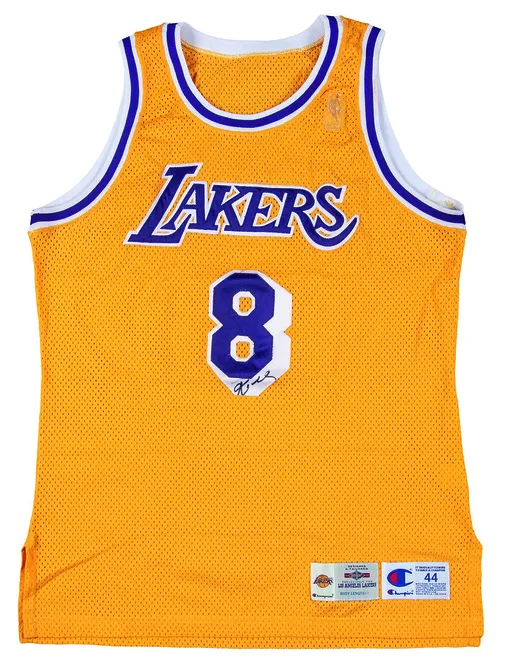 Майка новичка «Лос- Анджелес Лейкерс», будущей легенды НБА Коби Брайанта, которую он носил в сезоне 1996—1997 годов,
была куплена с его автографом в 2021 году за семизначную цену