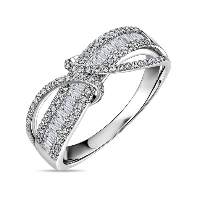 Еще одно кольцо от MIUZ Diamonds из коллекции Flaming Ice. Чтобы статичное украшение выглядело гибкий, увитым лентами, ювелирам важно правильно выбрать бриллианты, подобрать размеры камней и огранку.