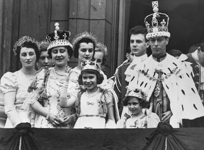 Принцесса Елизавета II с родителями и младшей сестрой Маргарет в день коронации отца, короля Георга, 12 мая 1937 года