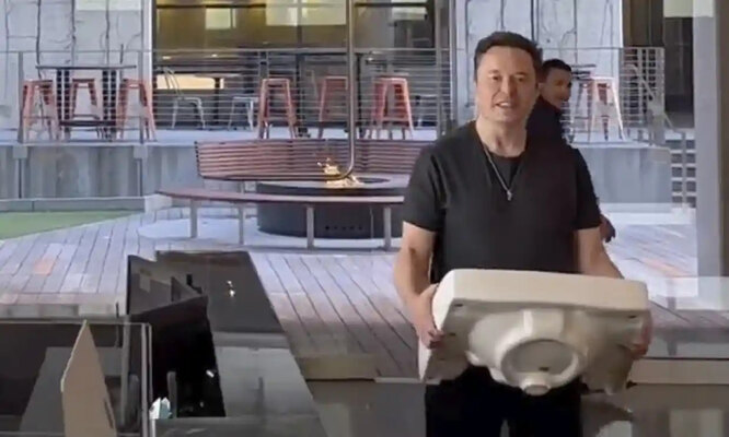 Илон Маск в офисе компании Twitter c раковиной в руках