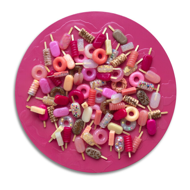 Марине Енгибарян, «Зависимость» (в розовом). Холст, смешанная техника, силикон, акриловые краски, диаметр 60 см