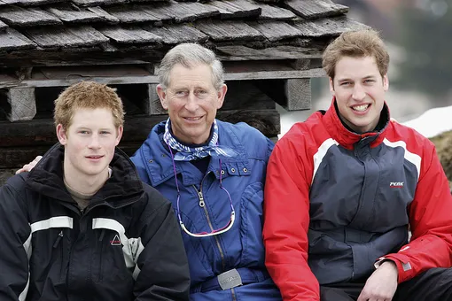 Принц Чарльз, принц Уильям и принц Гарри на горнолыжном курорте в 2005 году