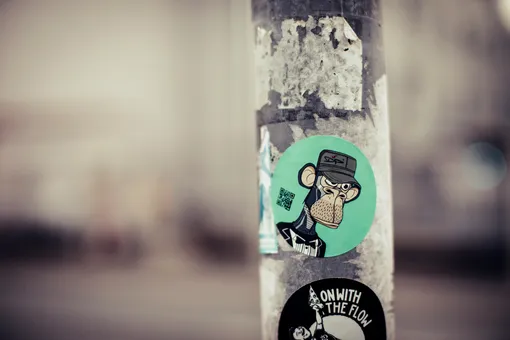 Стикер с изображением Bored Ape — токена на блокчейне Ethereum, завирусившегося в 2021 году Стикер с изображением Bored Ape — токена на блокчейне Ethereum, завирусившегося в 2021 году