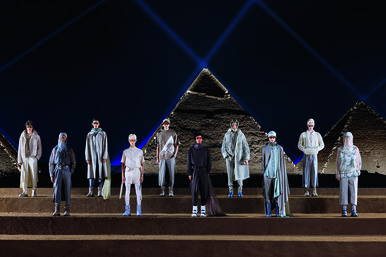 Звездный час: репортаж с показа Dior на фоне египетских пирамид