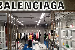 Balenciaga показал собственную сумку-авоську