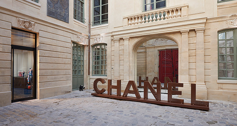 Эфемерный бутик Chanel в квартале Маре в Париже