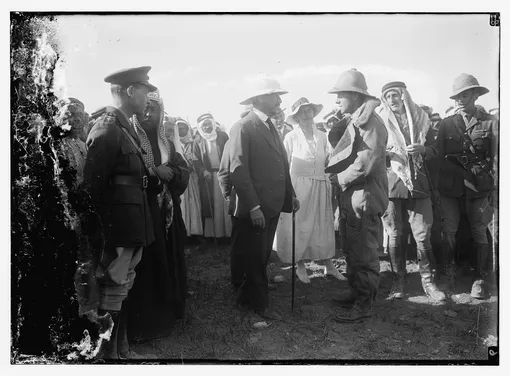 Лоуренс Аравийский, Абдулла I, сэр Герберт Сэмюэл, Гертруда Белл и приветствующий их пилот, аэродром Аммана в Иордании, 1921 год