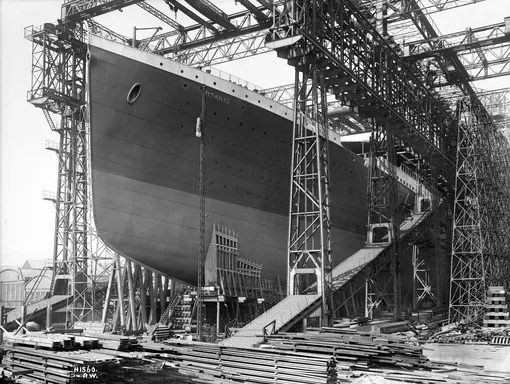 «Титаник» был построен в Белфасте на верфи Harland and Wolff. Для завершения строительства судна потребовалось 14 000 рабочих
