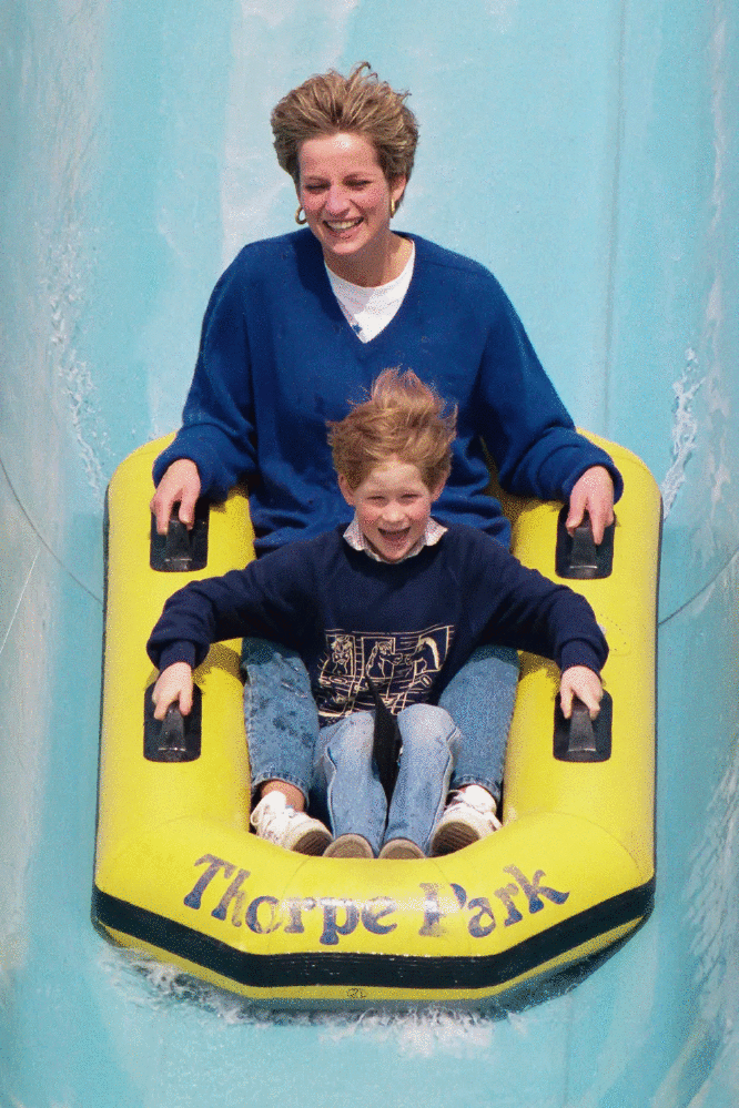 Принцесса Диана и принц Гарри в Thorpe Park в Лондоне, 1993 год