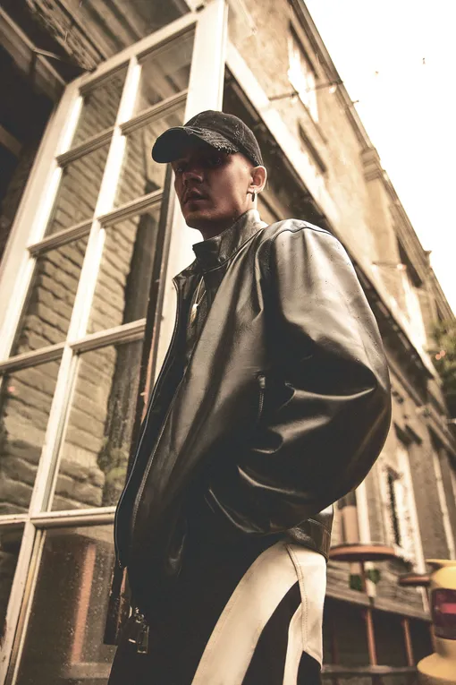 Куртка Ereda («Кашемир и Шёлк»); футболка Diesel (Jeans Club); брюки Chernim Cherno; бейсболка Diesel (Jeans Club); подвеска Hand Around (Poison Drop) Куртка Ereda («Кашемир и Шёлк»); футболка Diesel (Jeans Club); брюки Chernim Cherno; бейсболка Diesel (Jeans Club); подвеска Hand Around (Poison Drop)