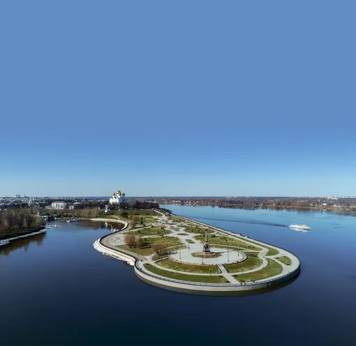 Роcкошный видовой парк на месте слияния рек Которосли и Волги в Ярославле Роcкошный видовой парк на месте слияния рек Которосли и Волги в Ярославле