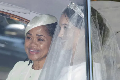 Дория Рэгланд сопровождает дочь до Часовни Святого Георгия в день королевской свадьбы, 19 мая 2018 года