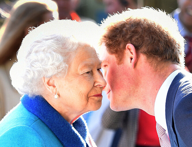 Елизавета II и принц Гарри в 2015 году