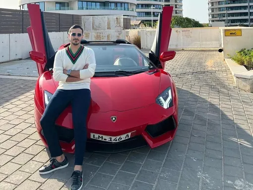 Саймон Леваев на фоне суперкара Maserati
