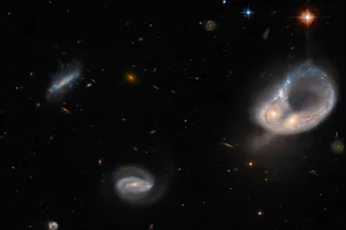 Посмотрите на результат «лобового столкновения» двух галактик: это очень редкое явление