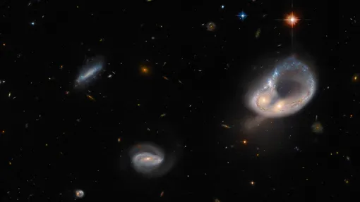 Впечатляющий снимок двух сталкивающихся галактик