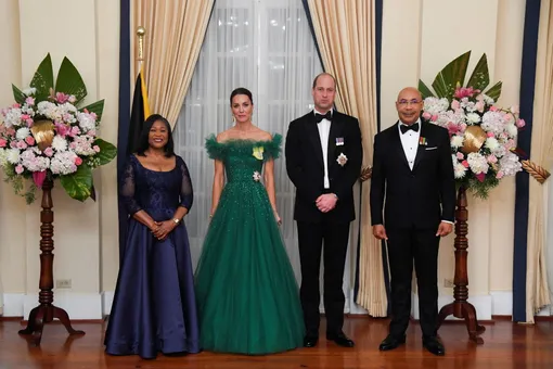 Генерал-губернатора Патрик Аллен с женой и принц Уильям с Кейт Миддлтон на ужине 23 марта 2022 года