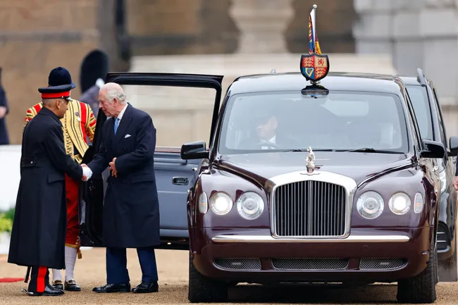 Сколько стоит автоколлекция Карла III: от Rolls-Royce 1950 года до Aston Martin, работающего на молочной сыворотке