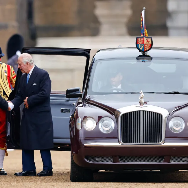 Сколько стоит автоколлекция Карла III: от Rolls-Royce 1950 года до Aston Martin, работающего на молочной сыворотке