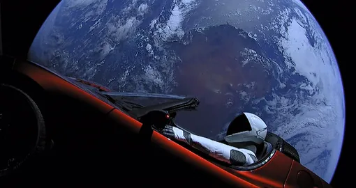 Tesla Roadster с манекеном, запущенная Илоном Маском в космос