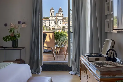 Лучший вид на собор Сантиссима-Тринита-дей- Монти, стоящий на вершине Испанской лестницы, открывается из пентхауса Trinità dei Monti Лучший вид на собор Сантиссима-Тринита-дей- Монти, стоящий на вершине Испанской лестницы, открывается из пентхауса Trinità dei Monti